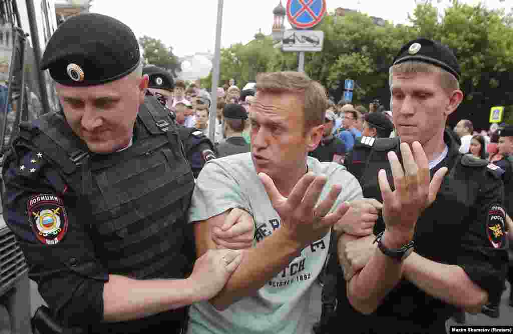 Полиция задерживает Алексея Навального 12 июня 2019 года во время акции в поддержку журналиста-расследователя Ивана Голунова, задержанного по обвинению в хранении наркотиков.
