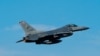 Američki borbeni avion F-16 tokom leta (Ilustracija)