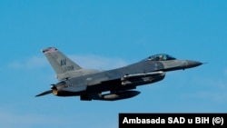Američki borbeni avion F-16 tokom leta (Ilustracija)