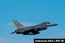 F-16 в небе. Иллюстративное фото