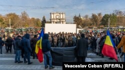 Fermierii protestează de mai bine de o săptămână cu tehnica agricolă în Piața Marii Adunări Naționale din Chișinău.