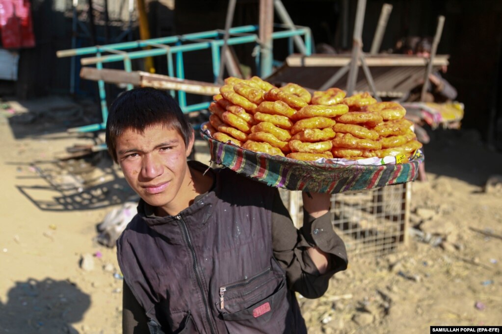 Un uomo afghano vende dolci sul ciglio della strada a Kabul.