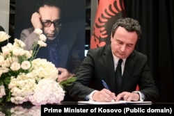Kryeministri i Kosovës, Albin Kurti, duke shkruar në librin e zisë për Kadarenë.