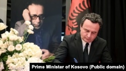 Premijer Kosova Albin Kurti upisuje se u knjigu žalosti