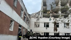 Az orosz légicsapást szenvedő épületek egyike Csernyihivben 2024. április 17-én