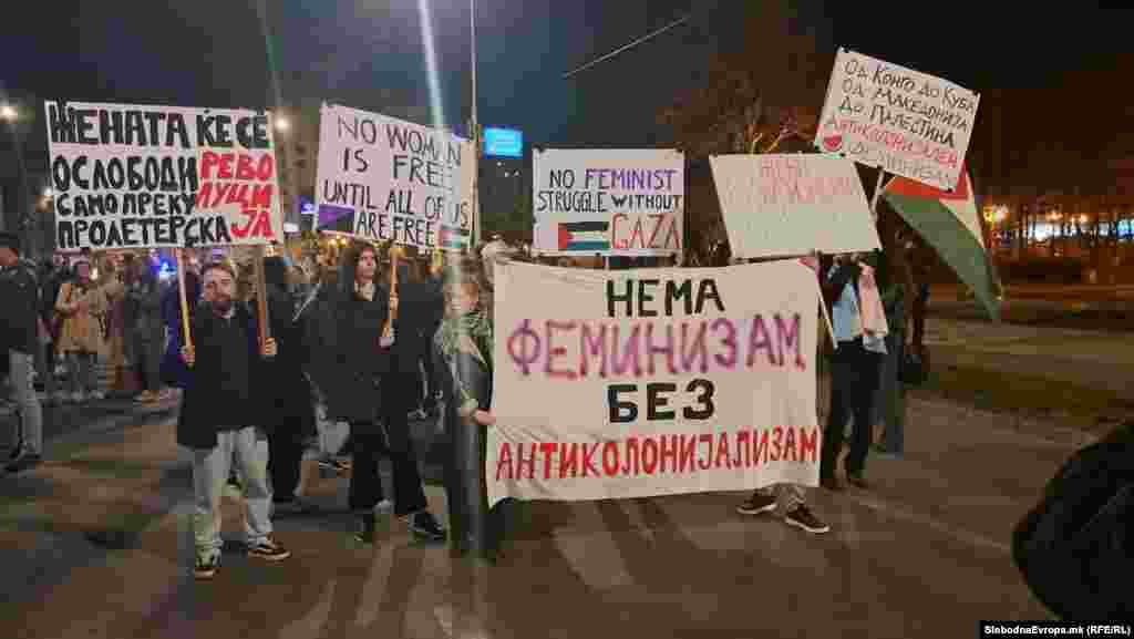 На маршот имаше и транспаренти поврзани со правата на жените Ромки, како и транспаренти за солидарност со палестинските жени во Газа.