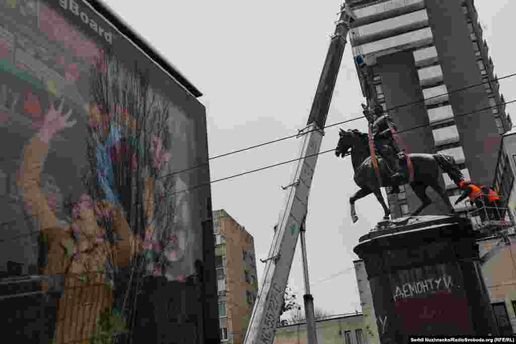 Демонтаж пам&#39;ятника Миколі Щорсу в Києві