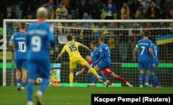Віктор Циганков забиває перший гол в ворота ісландської збірної. Стадіон Вроцлава, Польща. 27 березня 2024 року