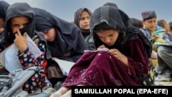 Ауған балалары ашық аспан астында сабақ оқып отыр. 2023 жылғы 29 наурыз. 