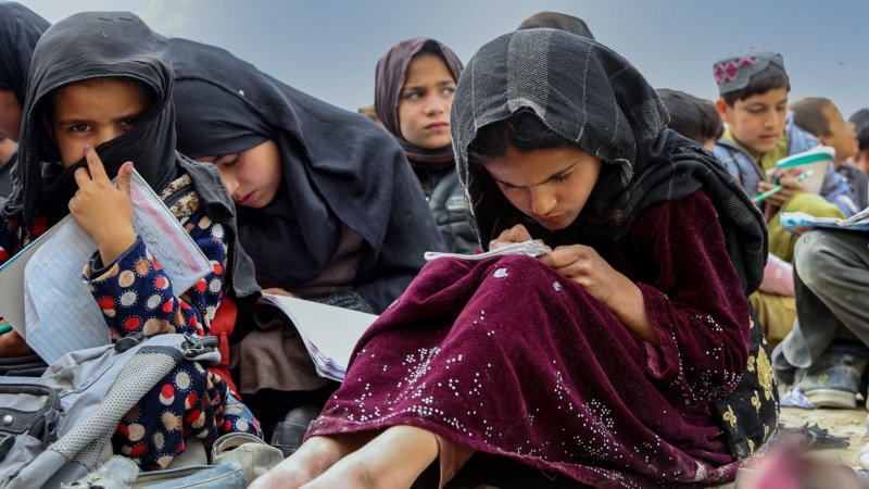 Talibanët pezullojnë aktivitetet e shkollave të udhëhequra nga organizatat joqeveritare