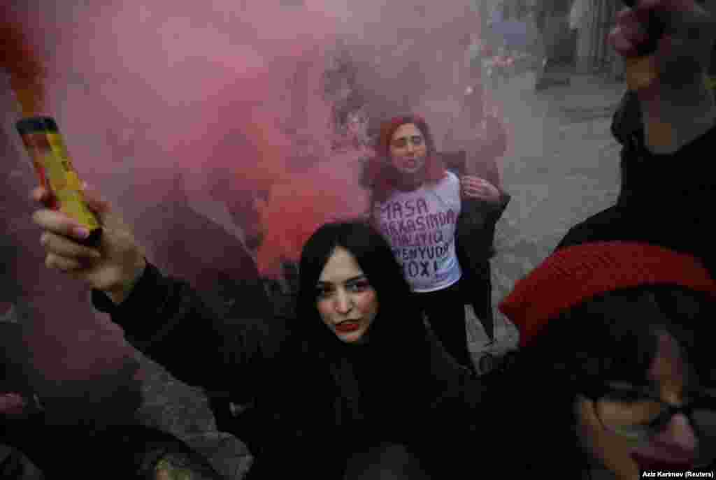 Activists hold a rally in support of women&#39;s rights on International Women&#39;s Day in Baku, Azerbaijan, on March 8.&nbsp;