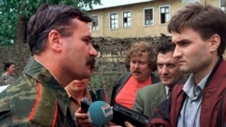 Президент Ингушетии Руслан Аушев говорит с журналистами на территории военной базы в Ханкале. Фото: Александр Неменов