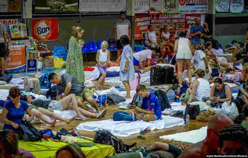 Turistët dhe banorët kanë kaluar netët në palestra, shkolla dhe qendra konferencash në hotele në ishull.