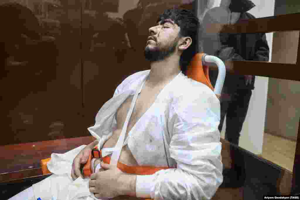Fotografi që shfaq Faizovin gjatë seancës gjyqësore të 24 marsit. I dyshuari për terrorizëm u dërgua me shtrat lëvizës në gjykatore dhe dukej se mezi mbante vetëdijen gjatë paraqitjes.