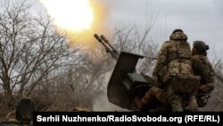 Українські військовослужбовці протиповітряної оборони керують зенітною гарматою на передовій поблизу міста Бахмут на Донеччині, 6 березня 2024 року