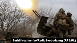 Українські військовослужбовці протиповітряної оборони керують зенітною гарматою на передовій поблизу міста Бахмут, Україна, 6 березня 2024 року