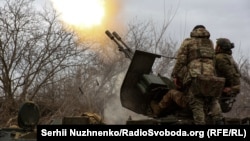 Українські військовослужбовці протиповітряної оборони керують зенітною гарматою на передовій поблизу міста Бахмут, 6 березня 2024 року