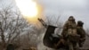 Українські військовослужбовці протиповітряної оборони керують зенітною гарматою на передовій поблизу міста Бахмут, Україна, 6 березня 2024 року