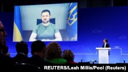 Premierul Sunak privește un ecran în timpul adresării președintelui ucrainean către un forum al donatorilor pentru Ucraina, la 21 iunie, 2023, la Londra. (Foto: REUTERS/Leah Millis)