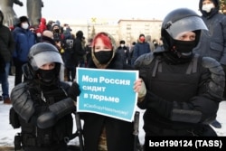 23 января 2021 года. Полиция задерживает участницу несанкционированной акции в поддержку Алексея Навального