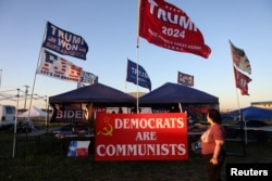 Сторонники Дональда Трампа готовятся к предвыборному митингу с участием Трампа в Техасе