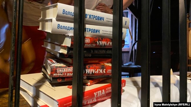 Книги Володимира В'ятровича, які принесли на підпис автора у Празі
