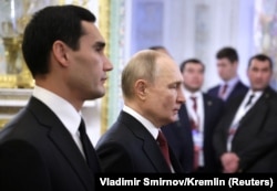 Бердымухамедов (слева) и Путин во время визита глав государств СНГ в Санкт-Петербург. 26 декабря 2023 года
