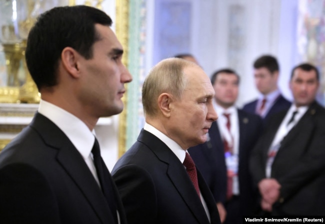 Бердымухамедов (слева) и Путин во время визита глав государств СНГ в Санкт-Петербург. 26 декабря 2023 года
