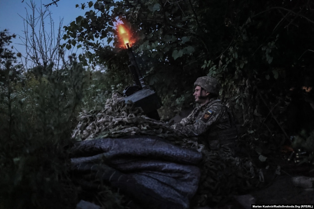 Ushtarët ukrainas janë duke përdorur lansues amerikan granatash MK 19, si mbulesë për pozicionet e avancuara ukrainase, dhe kështu tentojnë t&rsquo;i pamundësojnë përparimin ushtrisë ruse.