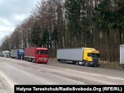 Вантажівки на узбіччі української дороги