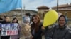 Участницы акции протеста против российского вторжения в Крым. Поселок Строгановка на окраине Симферополя, Крым, 5 марта 2014 года