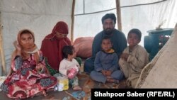 یک خانواده مهاجربرگشته از پاکستان که در هرات زنده گی میکند
