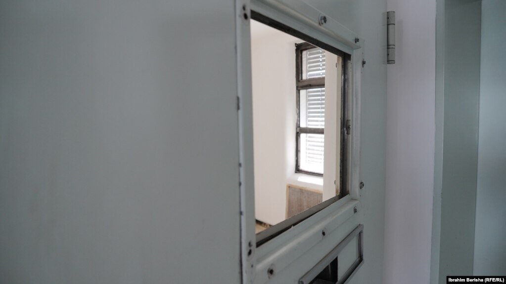 Një nga dhomat e izolimit që nuk mund të shfrytëzohet për shkak të thyerjes së xhamit.