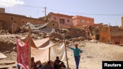 Mnogi preživeli razornog zemljotresa u Maroku i dalje spavaju na otvorenom, Amizmiz, 10. septembar 2023