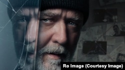 Afișul filmului „Sleeping Dogs” cu Russell Crowe în rol principal. Scenariul filmului se bazează pe romanul „Cartea Oglinzilor”, al lui Eugen Ovidiu Chirovici.