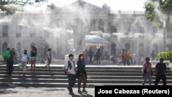 Распылители воды в Сан-Сальвадоре, 27 марта 2024 года