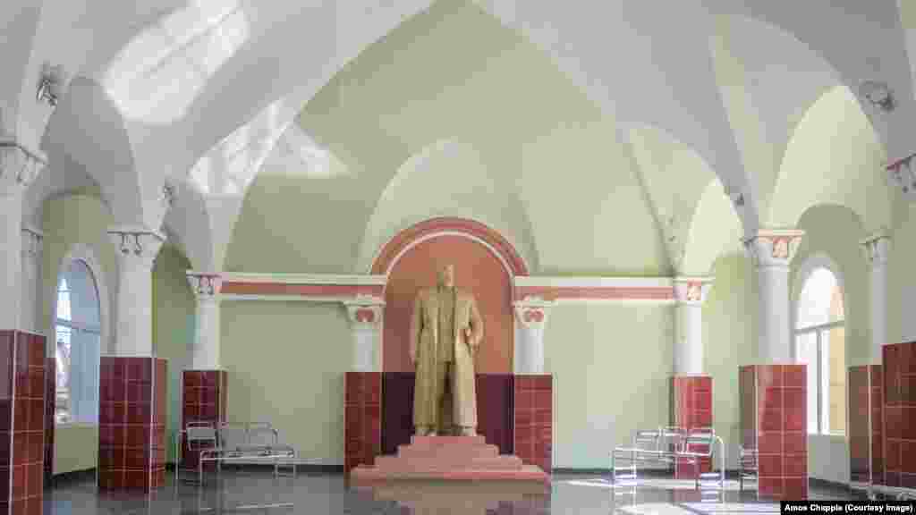 Statua Staljina unutar željezničke stanice u Goriju. Fotografija je snimljena kroz staklo zaključanih vrata u septembru 2022.