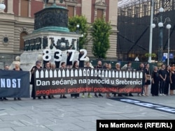 Protestul de la Belgrad, în care activiștii cer ca guvernul sârb să recunoască genocidul de la Srebrenica.