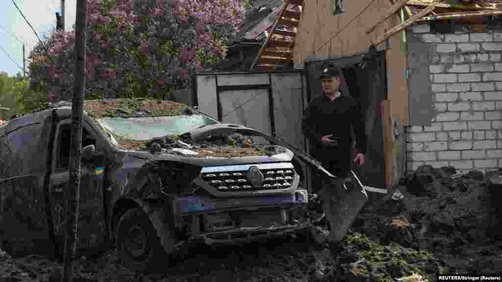 A szerda éjjeli orosz rakétacsapásban megsemmisített autó és tulajdonosa egy Harkiv melletti faluban