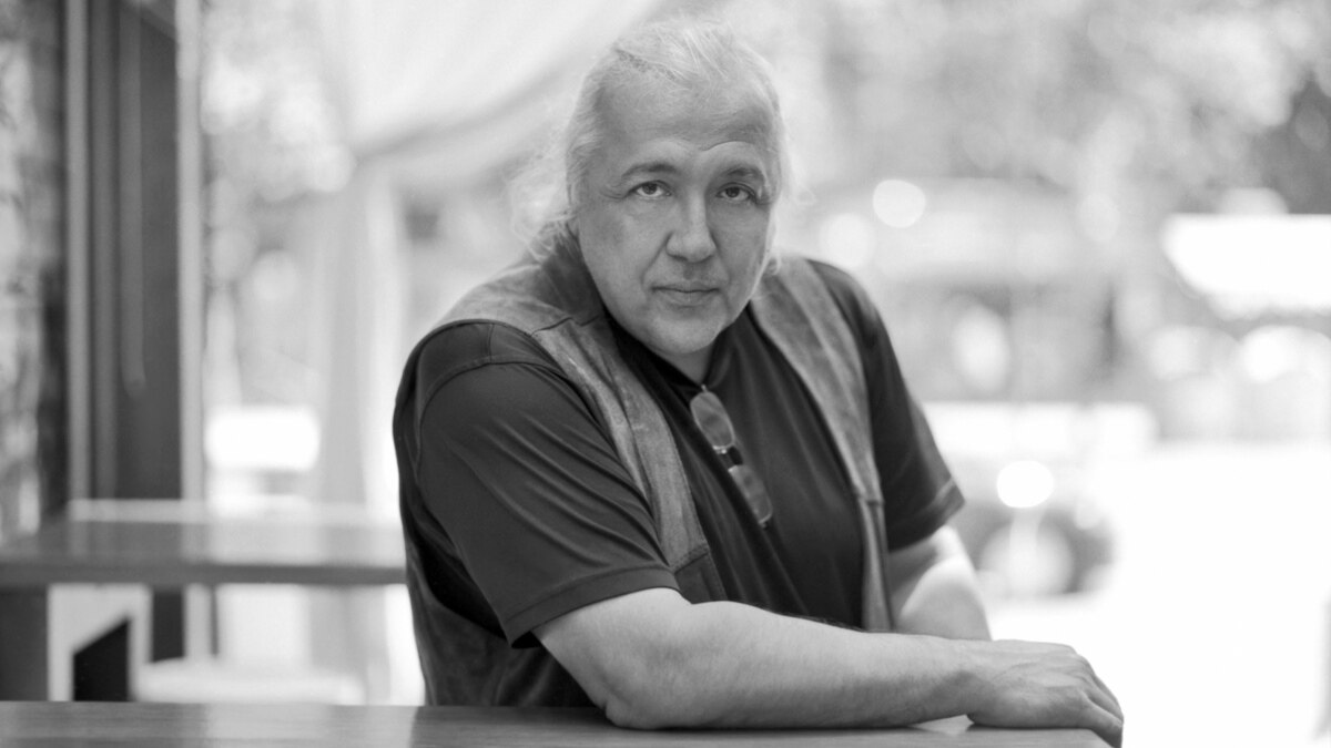 Той не е само артист-фотограф, но и рядко за България