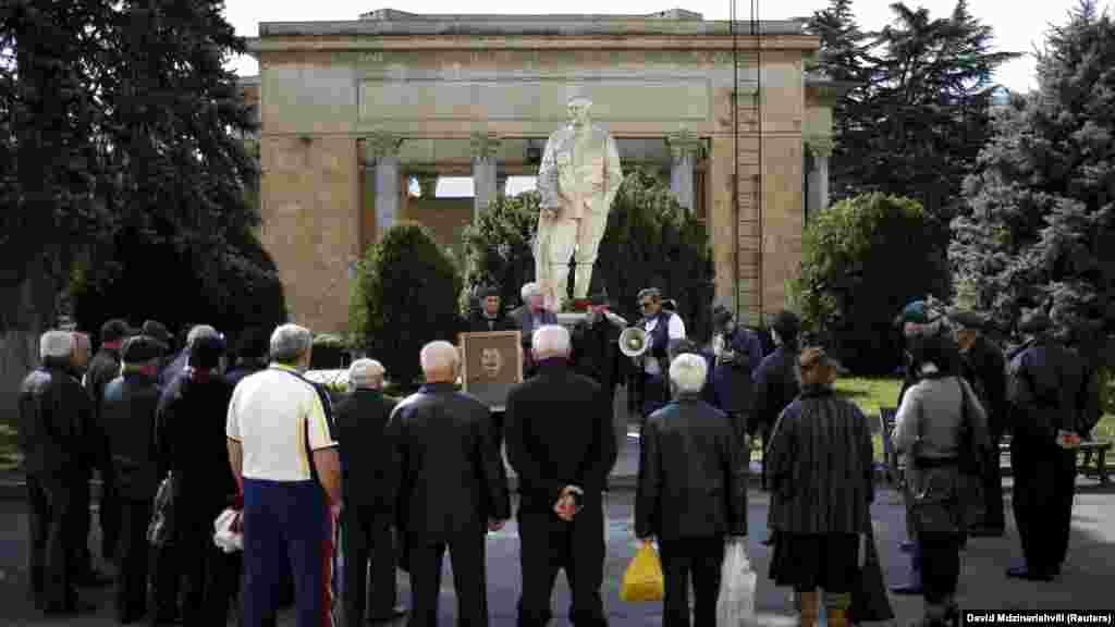 Ljudi se okupljaju da obilježe godišnjicu Staljinove smrti ispred njegove statue u Goriju u martu 2016.