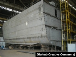 O parte din corpul navei Volodimir cel Mare în timp ce era în construcție în Nikolaiv, în 2012.