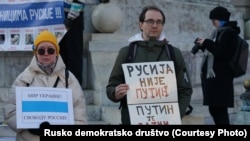 "Mir Ukrajini, sloboda Rusiji" i "Rusija nije Putin - Putin je ratni zločinac" neki su od transparenata koji su se mogli videti na skupu u Beogradu, 21. januar 2024.