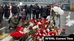 Մարդիկ հարգանքի տուրք են մատուցում համերգասրահում սպանվածների հիշատակին, Մոսկվա, 23-ը մարտի, 2024թ.