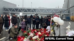 Цвеќе пред концертната сала Крокус, Красногорск, во близина на Москва, 23.3.2024 