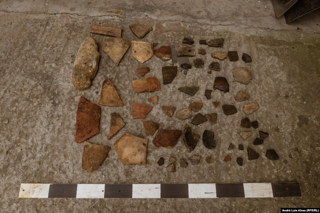 Артефакти, знайдені археологами під час ранкової прогулянки на острові Хортиця