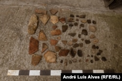 Artefacte găsite de arheologi în timpul unei plimbări de dimineață pe insula Hortiția.