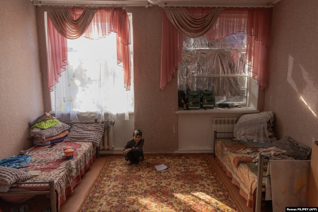 Borys, 11 anni, siede da solo nella piccola stanza che condivide con la sua famiglia in un centro di accoglienza per rifugiati nella città meridionale di Mykolayiv.  Kiev afferma che oltre 500 bambini sono stati uccisi da quando la Russia ha lanciato la sua invasione non provocata nel febbraio 2022, una triste pietra miliare nel conflitto che dura da oltre 20 mesi.