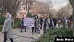 تجمع اعتراضی افراد دارای معلولیت مقابل ساختمان سازمان برنامه و بودجه در تهران. یک‌شنبه ۲۴ دی