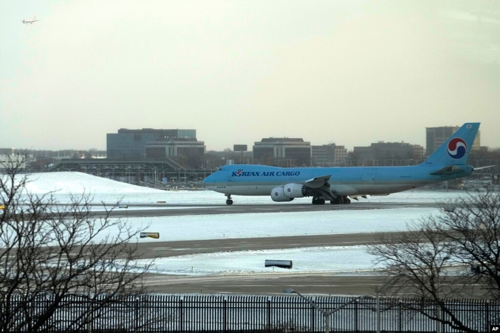 Një aeroplan Korean Air Cargo, mbërrin në Aeroportin Ndërkombëtar O'Hare në Çikago, të dielën, 14 janar 2024.